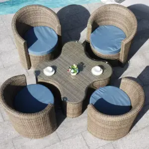 | جلسة خارجية مميزة من كراسي و طاولة شيك