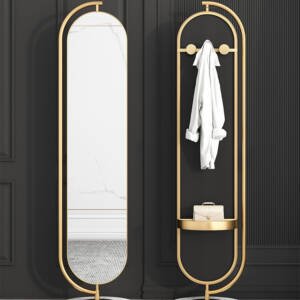 علاقة ملابس بمرآة مع قاعدة رخام