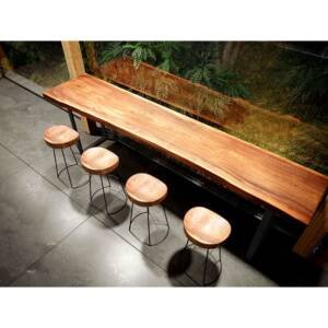 | طاولة و اربع كراسي خشبية بتصميم كلاسيكي