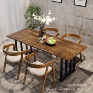 | طاولة طعام خشبية عصرية لـ 4 أشخاص – سطح متين بلمسة طبيعية – أرجل معدنية فاخرة – مثالية لغرف الطعام الحديثة