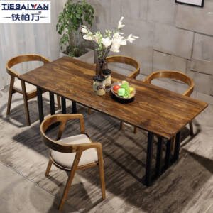 | طاولة طعام خشبية عصرية لـ 4 أشخاص – سطح متين بلمسة طبيعية – أرجل معدنية فاخرة – مثالية لغرف الطعام الحديثة