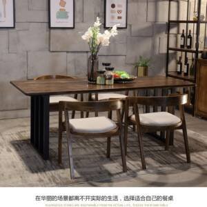 | طاولة طعام خشبية عصرية لـ 4 أشخاص – سطح متين بلمسة طبيعية – أرجل معدنية فاخرة – مثالية لغرف الطعام الحديثة