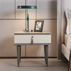 طاولة سرير جانبية بتصميم أنيق