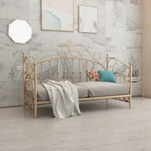 كنبة معدنية بتصميم كلاسيكي جذاب 1 كنبة معدنية بتصميم كلاسيكي جذاب