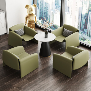 | 4 كراسي مع طاولة بشكل انيق ومميز