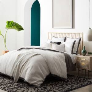 سرير معدني بسيط