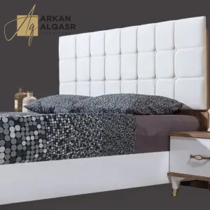 سرير مصنوع من خشب متين