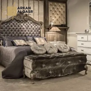 | سرير نوم فاخر بتنجيد مخملي ملكي – لوح رأس مرتفع بتطريز مميز – هيكل متين وتشطيب راقٍ