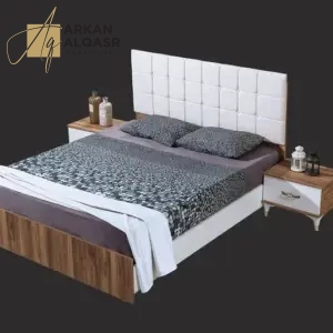 سرير مصنوع من خشب متين