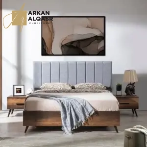 سرير من الخشب مع ظهر مبطن بالقماش