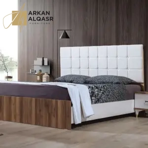 سرير مصنوع من خشب متين