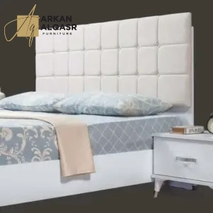 سرير خشبي مبطن من الظهر