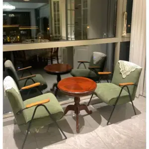 كرسي بتصميم مميز حديث