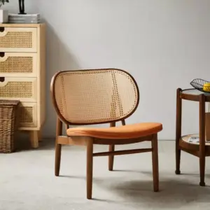 كرسي مع طاولة بشكل مميز