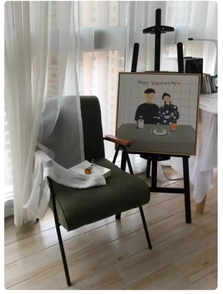 كرسي بتصميم مميز حديث