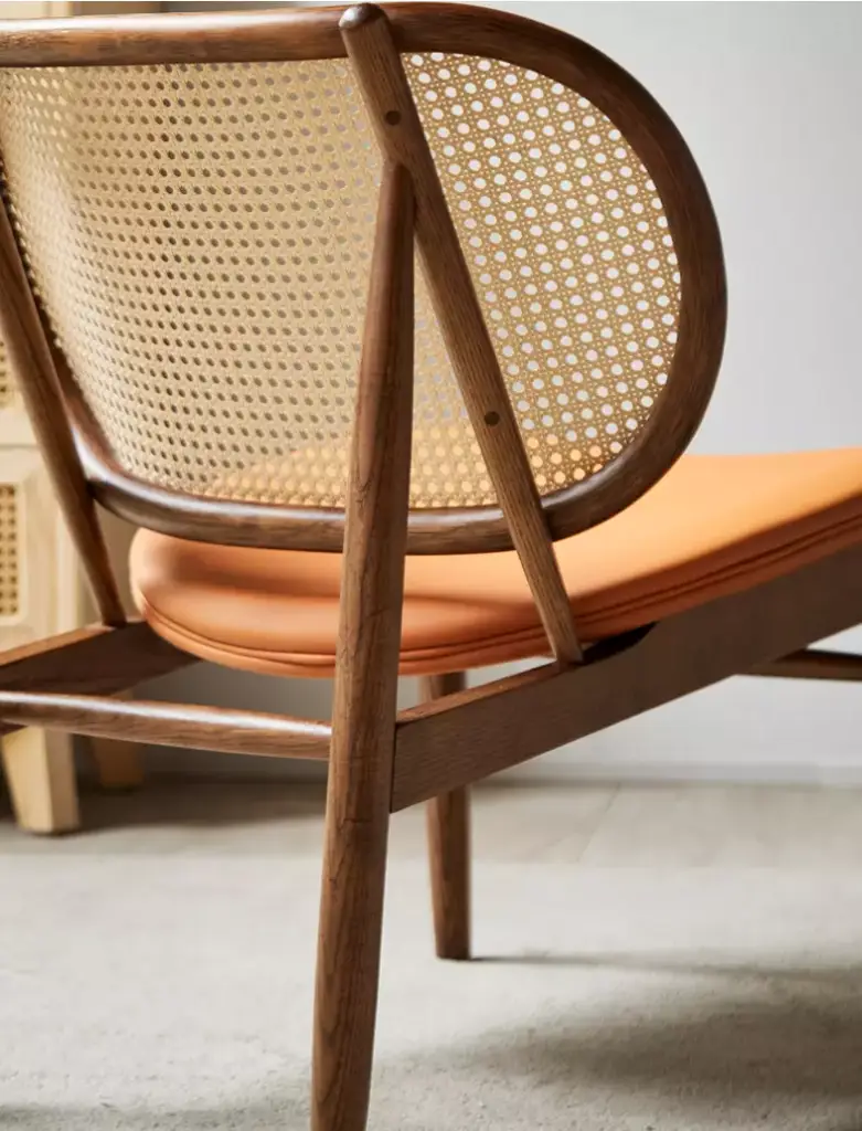 كرسي مع طاولة بشكل مميز