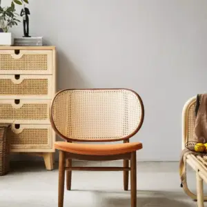 كرسي مع طاولة بشكل مميز