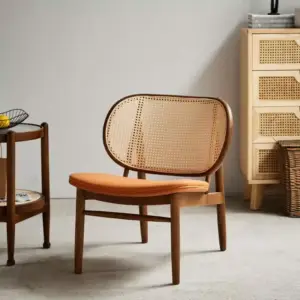 كرسي مع طاولة بشكل مميز