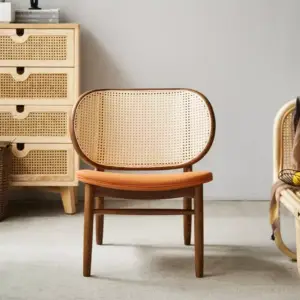 كرسي مع طاولة بشكل مميز