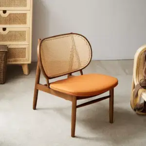 كرسي مع طاولة بشكل مميز