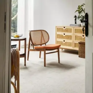 كرسي مع طاولة بشكل مميز