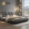 سرير بتصميم جذاب وانيق