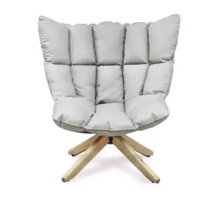 كرسي بمقعد جلدي وارجل خشبية