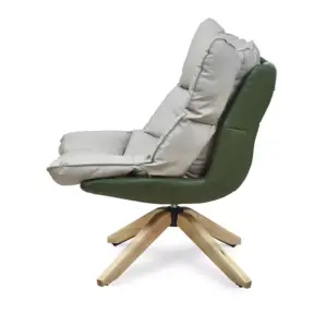 كرسي بمقعد جلدي وارجل خشبية