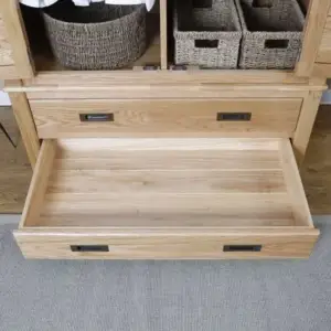 | خزانة ملابس خشبية علي الطراز القديم