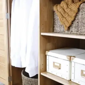 | خزانة ملابس خشبية علي الطراز القديم