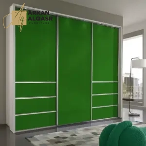 خزانة ملابس بتصميم عصري فاخر – أبواب انزلاقية وأرفف داخلية – تشطيب راقٍ وتنظيم مثالي