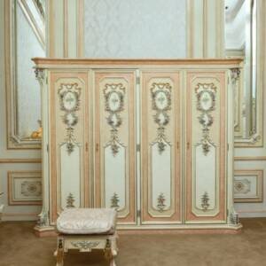 خزانة ملابس علي الطراز الملكي