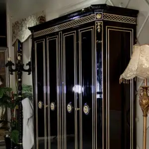 | خزانة ملابس كلاسيكي بلمسة حديثة