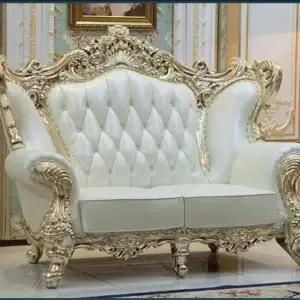 طقم كنب من تصميم ملكي