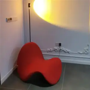 كرسي استرخاء منحني بألوان متعددة