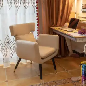 كرسي مفرد جلد بسيط