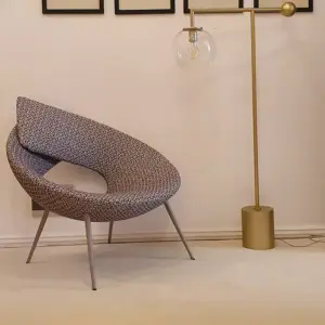 كرسي مفرد بشكل حديث