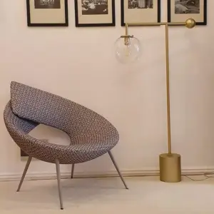 كرسي مفرد بشكل حديث