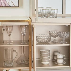 | بوفية بتصميم فريد وأرجل قوية من الفولاذ