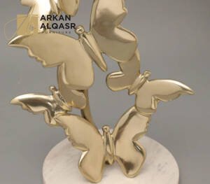 طاولة جانبية بسطح زجاجي بتصميم بترفلاي