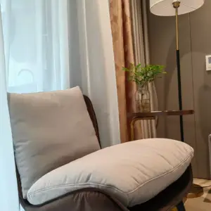 كرسي مفرد بمسند قدم منخفض