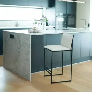 | كرسي بار لون أسود وأبيض مميز