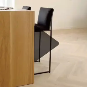 كرسي بار لون أسود وأبيض مميز