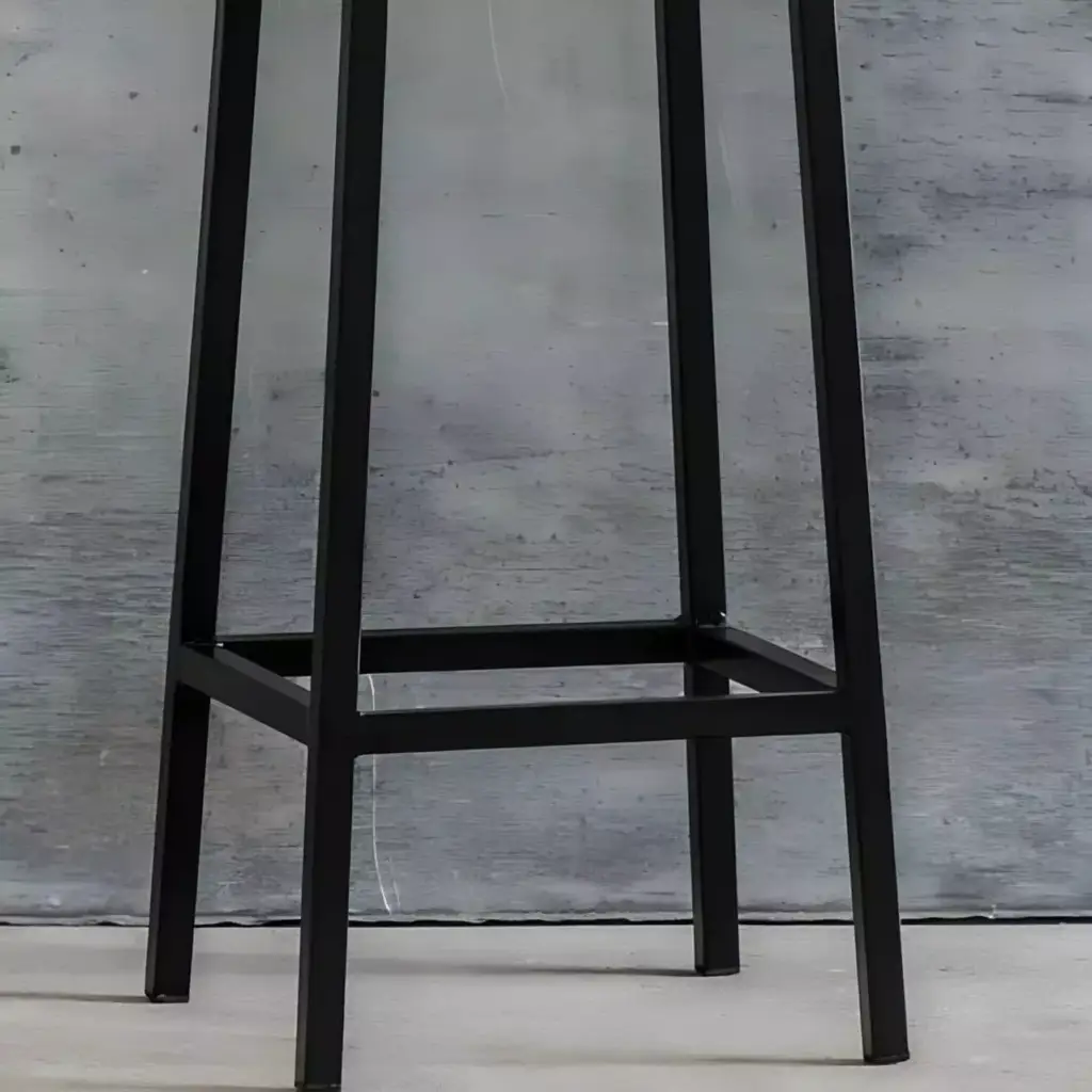 كرسي بار أسود مع مقعد خشبي