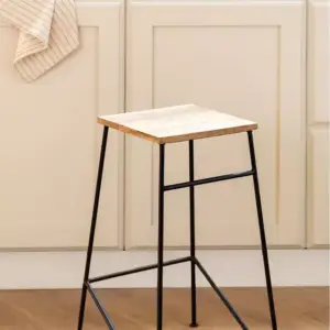 كرسي بار لون أسود وبني بتصميم مميز