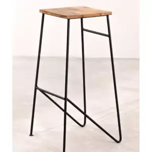 كرسي بار لون أسود وبني بتصميم مميز