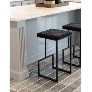 كرسي بار لون أسود بتصميم راقي