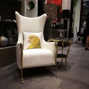 كرسي ملكي أبيض بتصميم فاخر