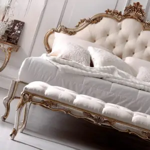 | غرفة نوم كاملة بطابع ملكي فاخر – تشمل سرير وتسريحة وكومودينات – تصميم مميز وتشطيب راقٍ