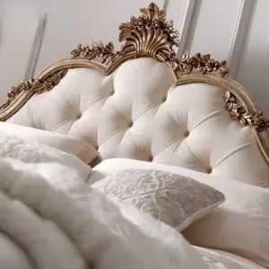 | غرفة نوم كاملة بطابع ملكي فاخر – تشمل سرير وتسريحة وكومودينات – تصميم مميز وتشطيب راقٍ